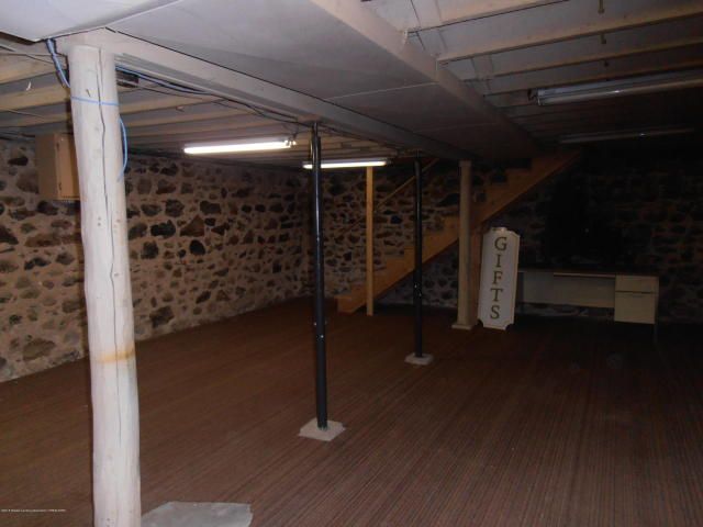 113 N Main St, Perry, MI 48872